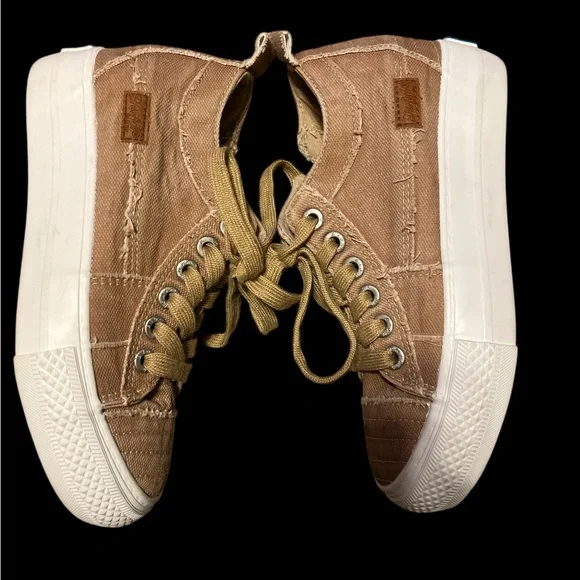 Women’s Blowfish Tan Canvas Sneakers with White Soles - Picture 4 of 7
